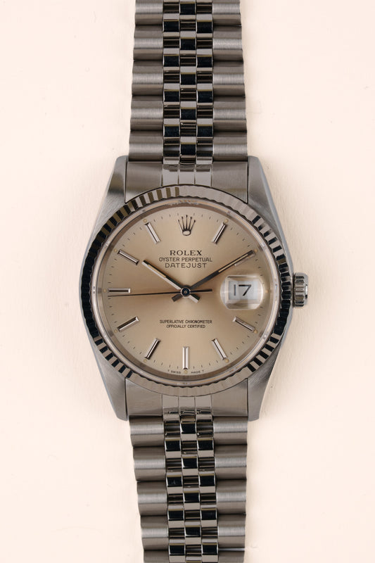 Rolex Datejust 16234 - vooraanzicht van de zilveren wijzerplaat, geribbelde witgouden bezel en armband
