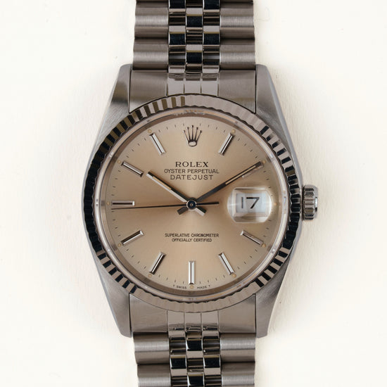 Rolex Datejust 16234 - vooraanzicht van de zilveren wijzerplaat, geribbelde witgouden bezel en armband