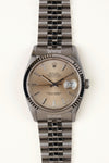 Rolex Datejust 16234 - vooraanzicht van de zilveren wijzerplaat, geribbelde witgouden bezel en armband