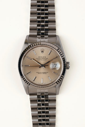 Rolex Datejust 16234 - vooraanzicht van de zilveren wijzerplaat, geribbelde witgouden bezel en armband