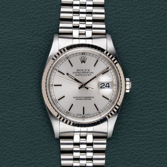 Rolex Datejust 16234 Silver Dial - frontaal aanzicht met zilveren wijzerplaat en witgouden fluted bezel