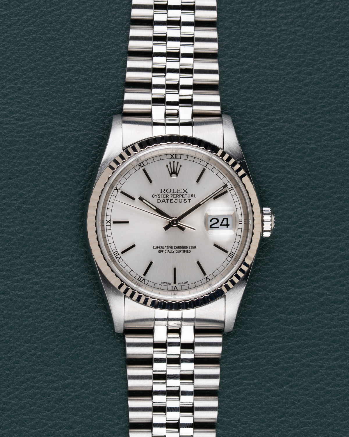 Rolex Datejust 16234 Silver Dial - frontaal aanzicht met zilveren wijzerplaat en witgouden fluted bezel