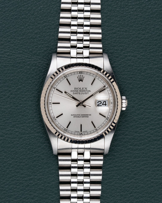 Rolex Datejust 16234 Silver Dial - frontaal aanzicht met zilveren wijzerplaat en witgouden fluted bezel