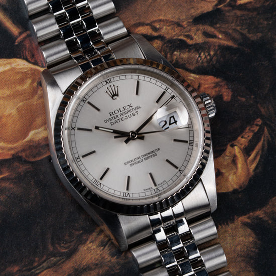 Rolex Datejust 16234 Silver Dial - sfeerfoto van het horloge tegen een klassiek schilderij