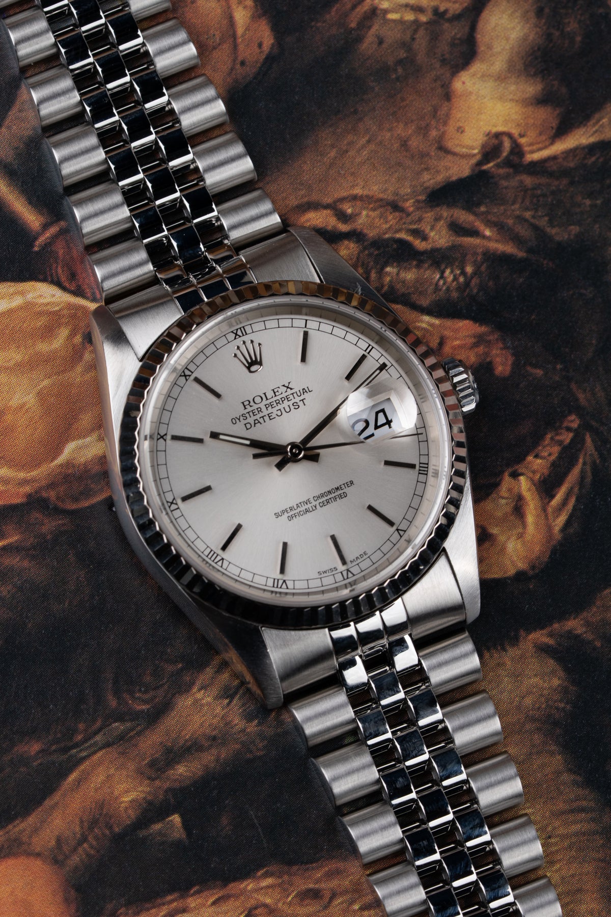 Rolex Datejust 16234 Silver Dial - sfeerfoto van het horloge tegen een klassiek schilderij