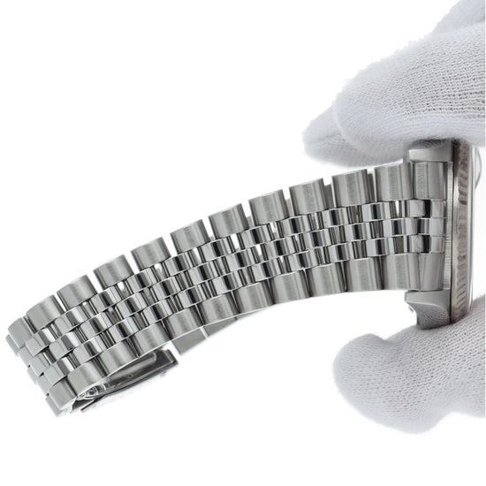 Rolex Datejust 16234 Silver Dial - close-up van de Jubilee band vastgehouden met inspectiehandschoenen