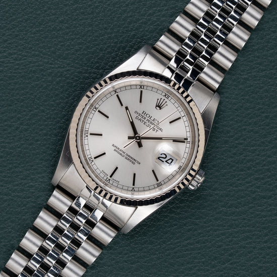 Rolex Datejust 16234 Silver Dial - diagonaal aanzicht met kroon op 3 uur en zilveren wijzerplaat