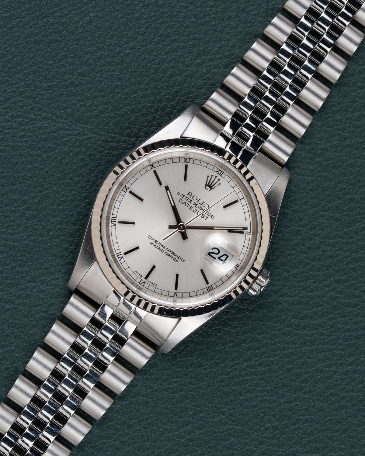Rolex Datejust 16234 Silver Dial - diagonaal aanzicht met kroon op 3 uur en zilveren wijzerplaat
