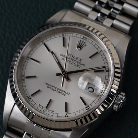 Rolex Datejust 16234 Silver Dial - close-up van wijzerplaat en fluted bezel met kroon zichtbaar rechts