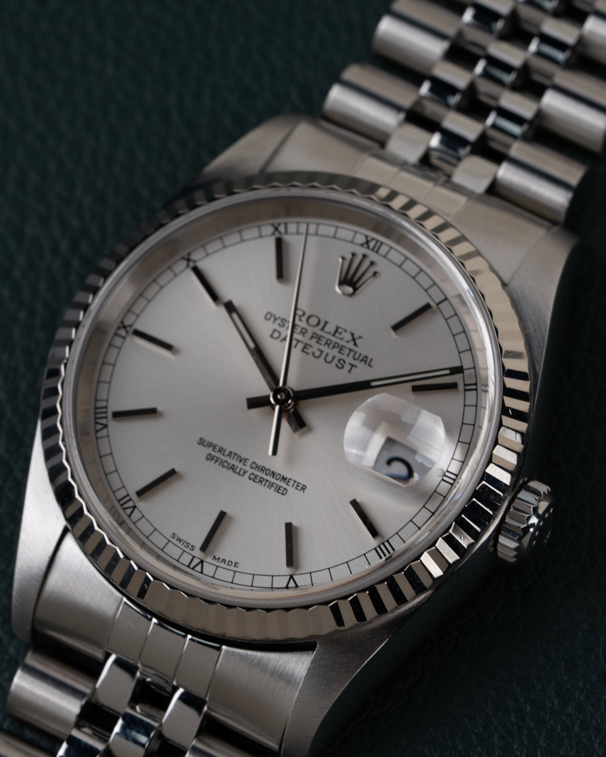 Rolex Datejust 16234 Silver Dial - close-up van wijzerplaat en fluted bezel met kroon zichtbaar rechts