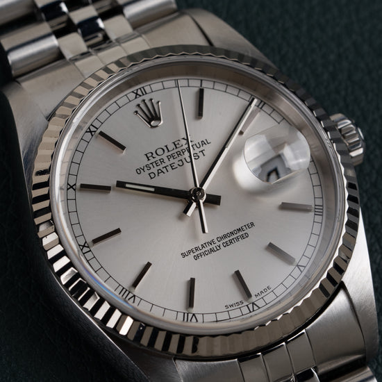 Rolex Datejust 16234 Silver Dial - frontaal close-up van wijzerplaat met kroon zichtbaar rechts