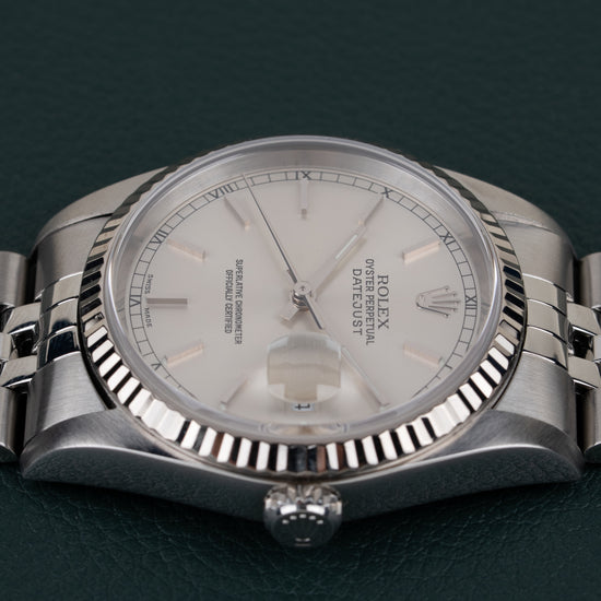 Rolex Datejust 16234 Silver Dial - zijaanzicht van de kast met kroon zichtbaar onderaan
