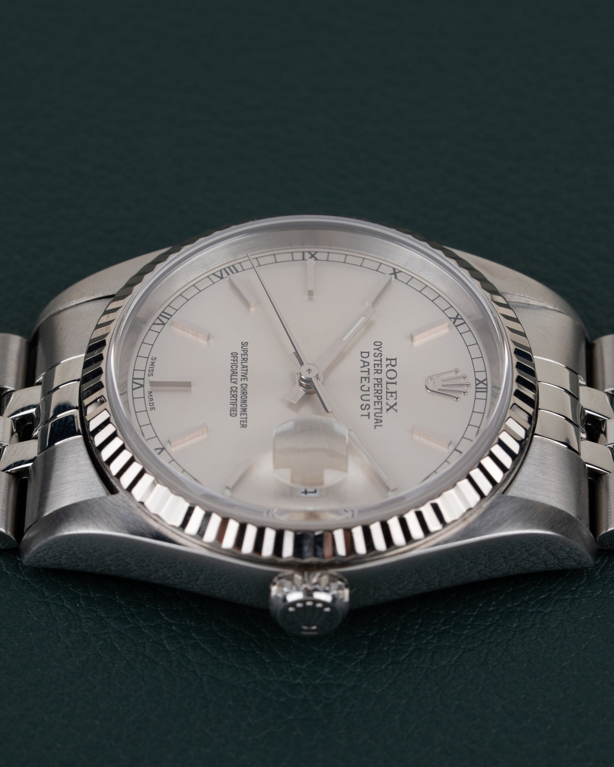 Rolex Datejust 16234 Silver Dial - zijaanzicht van de kast met kroon zichtbaar onderaan