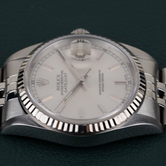 Rolex Datejust 16234 Silver Dial - zijaanzicht van de kast met kroon verborgen aan andere zijde