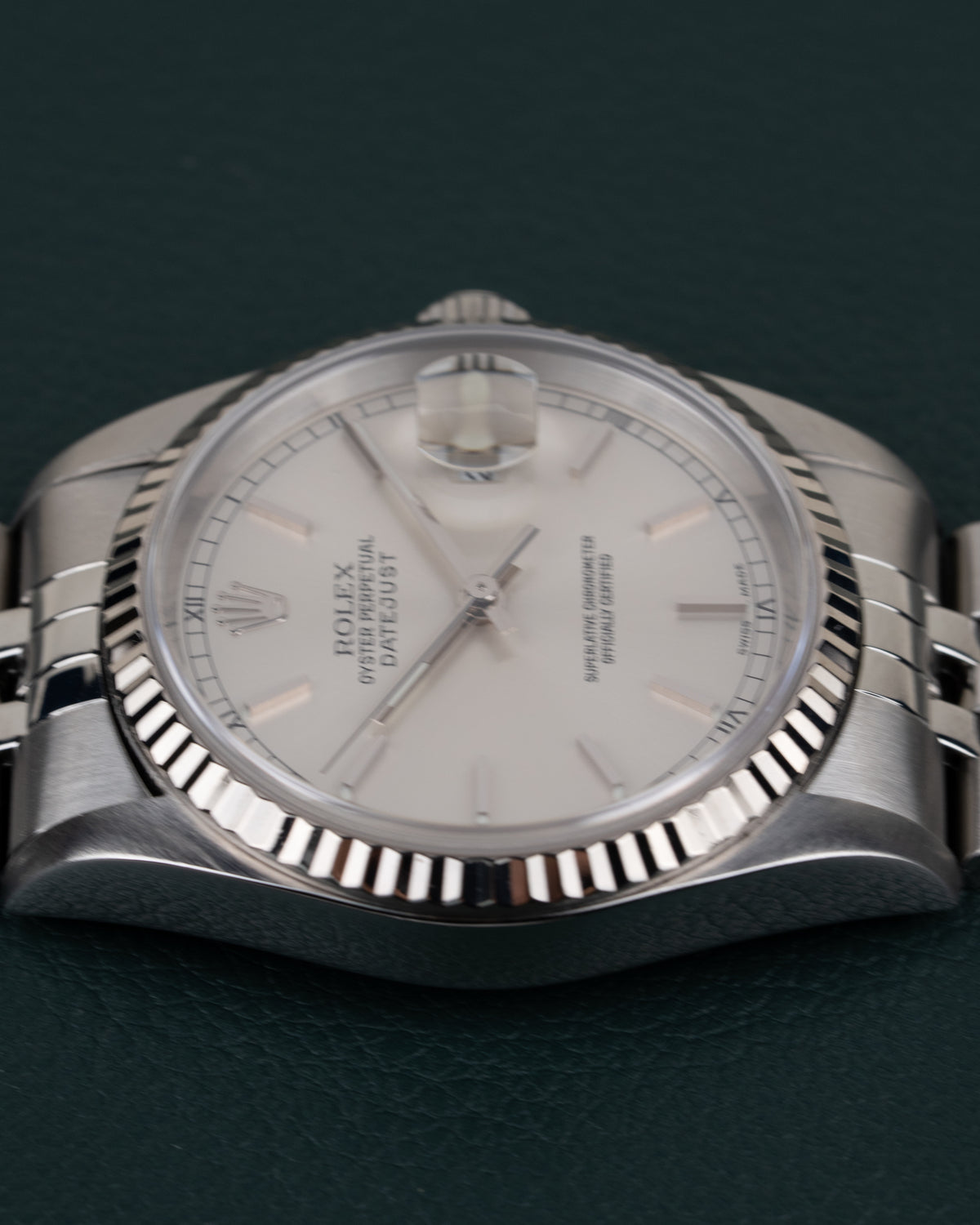 Rolex Datejust 16234 Silver Dial - zijaanzicht van de kast met kroon verborgen aan andere zijde