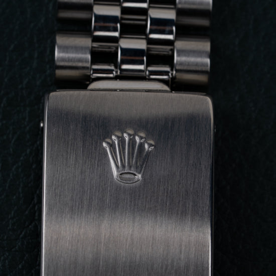 Rolex Datejust 16234 Silver Dial - close-up van de vouwsluiting met Rolex kroonlogo op Jubilee band