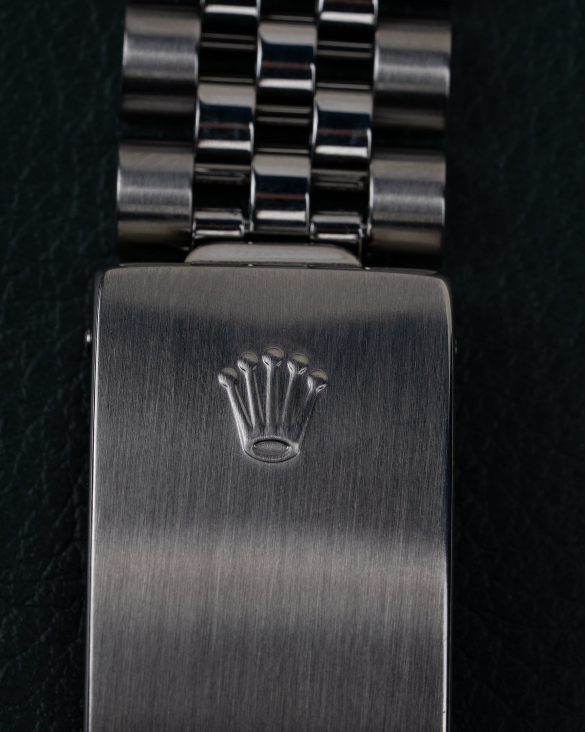 Rolex Datejust 16234 Silver Dial - close-up van de vouwsluiting met Rolex kroonlogo op Jubilee band