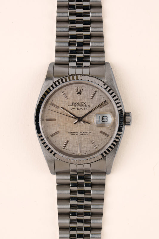 Rolex Datejust 16234 - vooraanzicht van de zilveren wijzerplaat, geribbelde witgouden bezel en armband