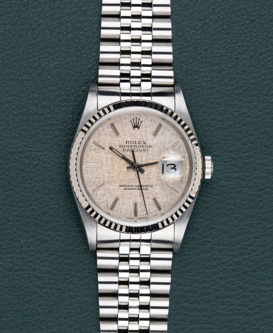 Rolex Datejust 16234 Silver Linen Dial - frontaal aanzicht met zilverkleurige linnen wijzerplaat en witgouden fluted bezel