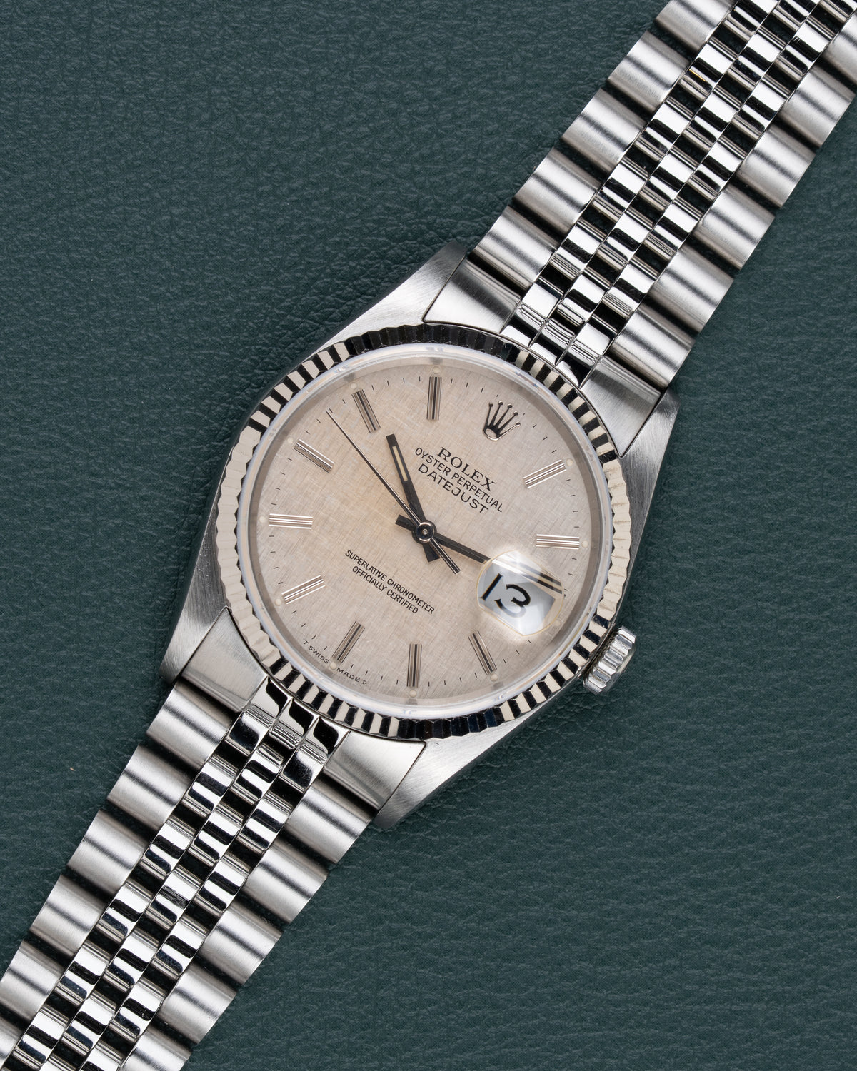 Rolex Datejust 16234 Silver Linen Dial - diagonaal aanzicht met kroon op 3 uur en linnen wijzerplaat