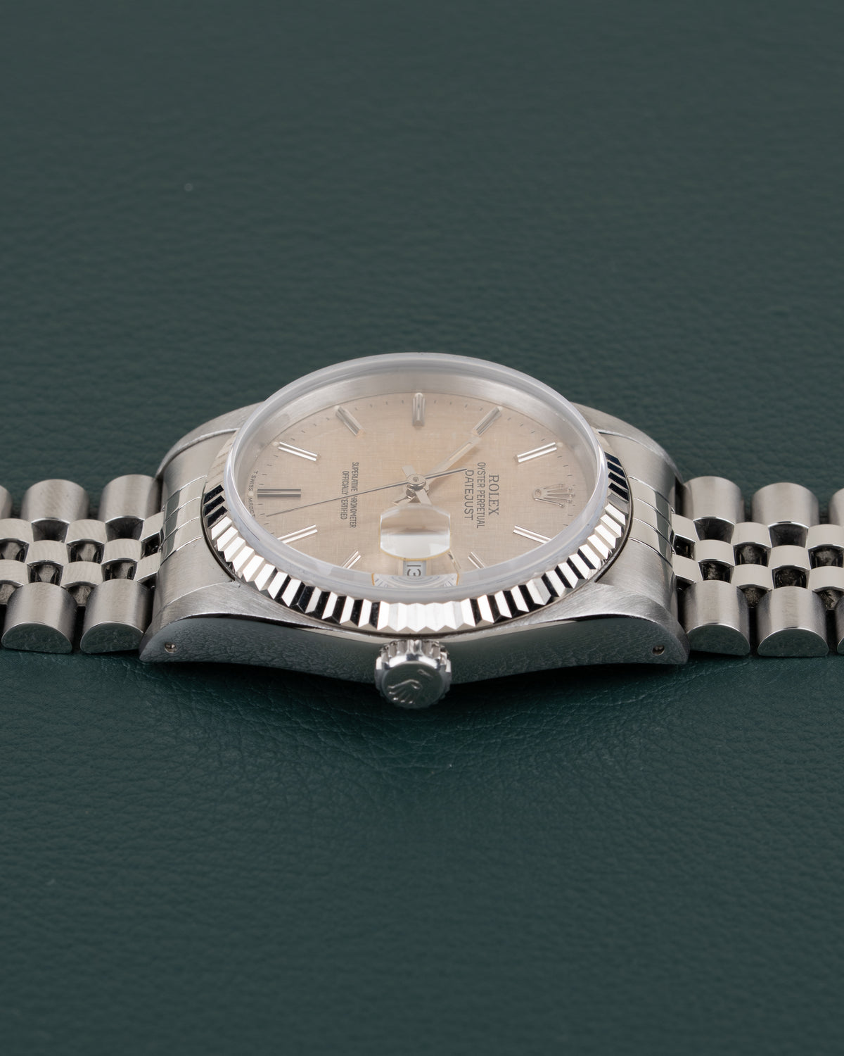 Rolex Datejust 16234 Silver Linen Dial - zijaanzicht van de kast met kroon zichtbaar onderaan