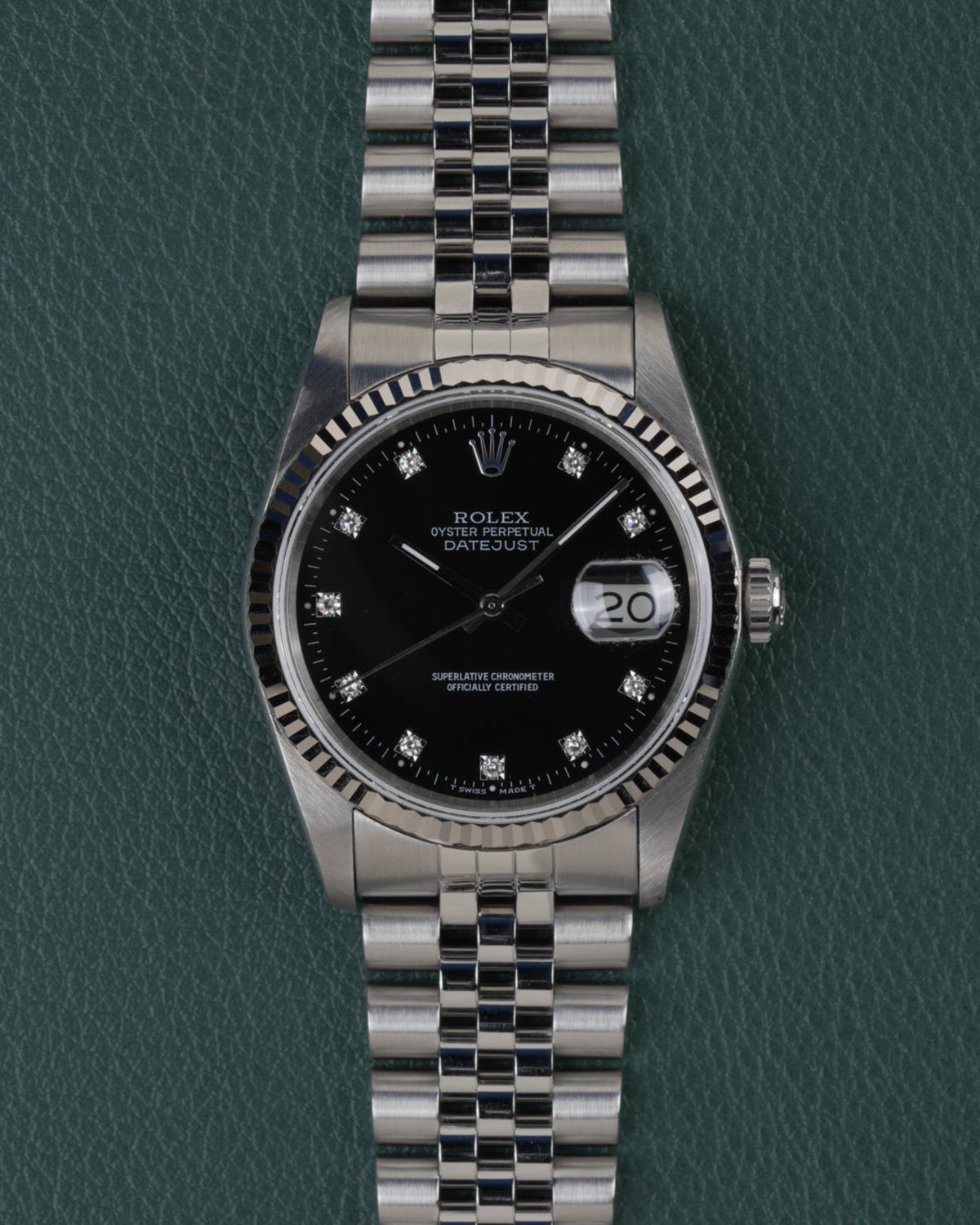 Rolex Datejust 16234 Black Diamond Dial 1994 - Volledig horloge recht van boven met zwarte wijzerplaat met diamanten uurmarkeringen, gefacetteerde stalen bezel en jubilee-band