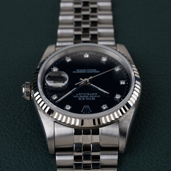 Rolex Datejust 16234 Black Diamond Dial 1994 - Frontaal aanzicht ondersteboven met de kroon links en de wijzerplaat recht in beeld