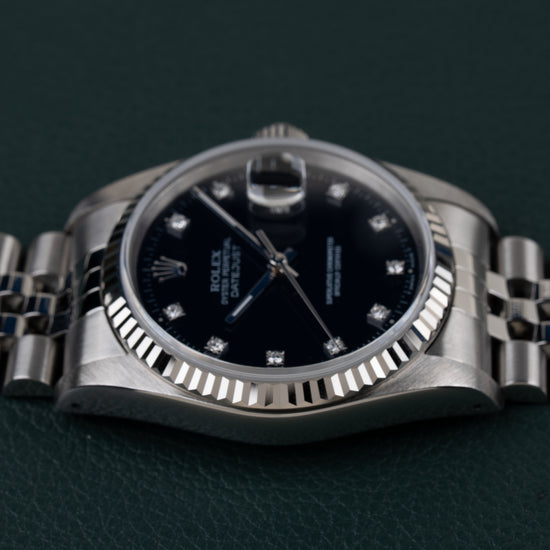 Rolex Datejust 16234 Black Diamond Dial 1994 - Frontaal aanzicht met de kroon bovenaan de kast en de wijzerplaat recht in beeld