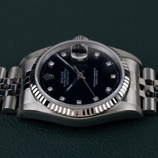 Rolex Datejust 16234 Black Diamond Dial 1994 - Frontaal aanzicht ondersteboven met de kroon bovenaan de kast, focus op de wijzerplaat