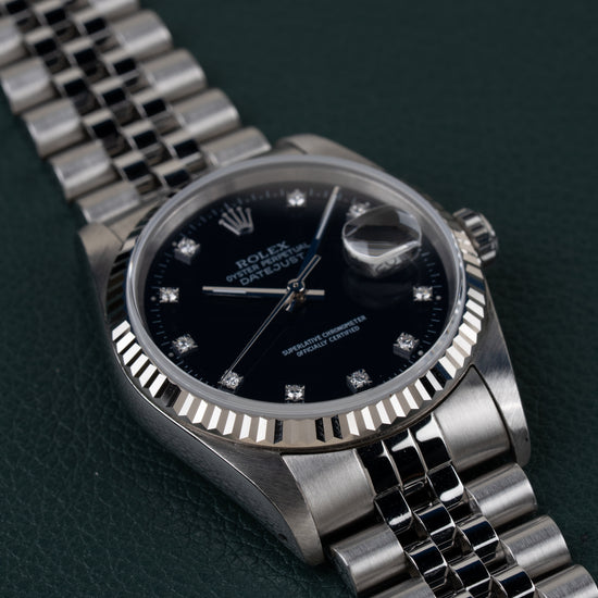 Rolex Datejust 16234 Black Diamond Dial 1994 - Frontaal aanzicht onder een hoek met de kroon rechts en de jubilee-band schuin naar boven links