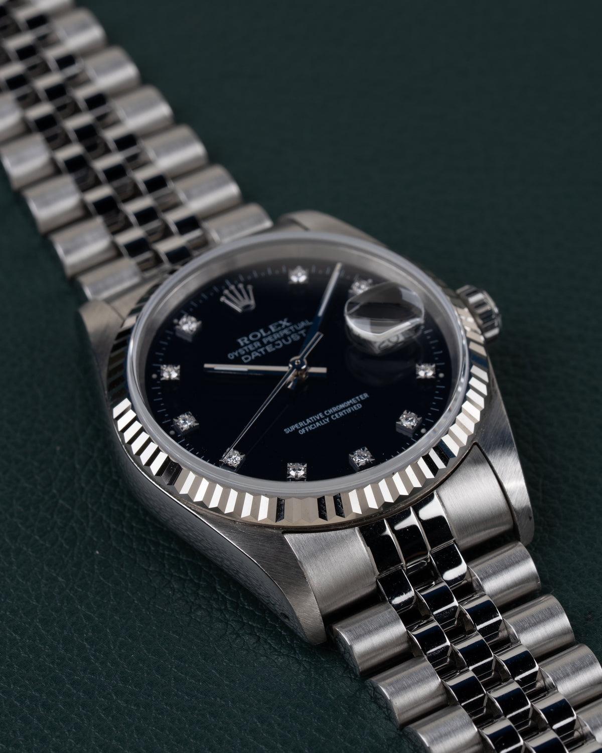 Rolex Datejust 16234 Black Diamond Dial 1994 - Frontaal aanzicht onder een hoek met de kroon rechts en de jubilee-band schuin naar boven links