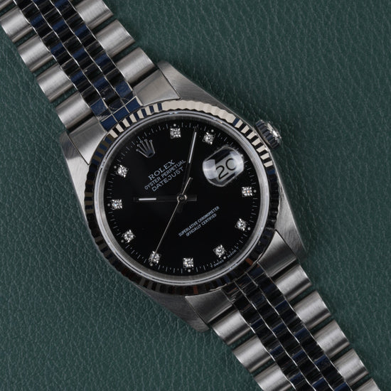 Rolex Datejust 16234 Black Diamond Dial 1994 - Frontaal aanzicht onder een hoek met de kroon rechts en de jubilee-band diagonaal in beeld