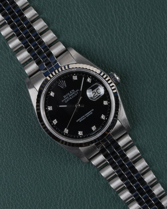 Rolex Datejust 16234 Black Diamond Dial 1994 - Frontaal aanzicht onder een hoek met de kroon rechts en de jubilee-band diagonaal in beeld