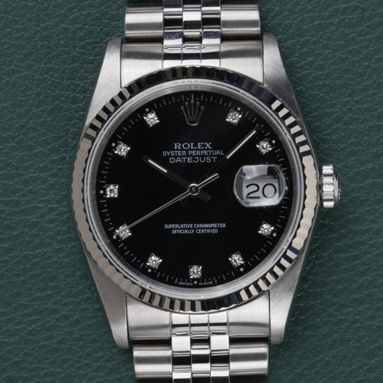 Rolex Datejust 16234 Black Diamond Dial 1994 - Frontale close-up recht van voren met de zwarte wijzerplaat en diamanten uurmarkeringen scherp in beeld