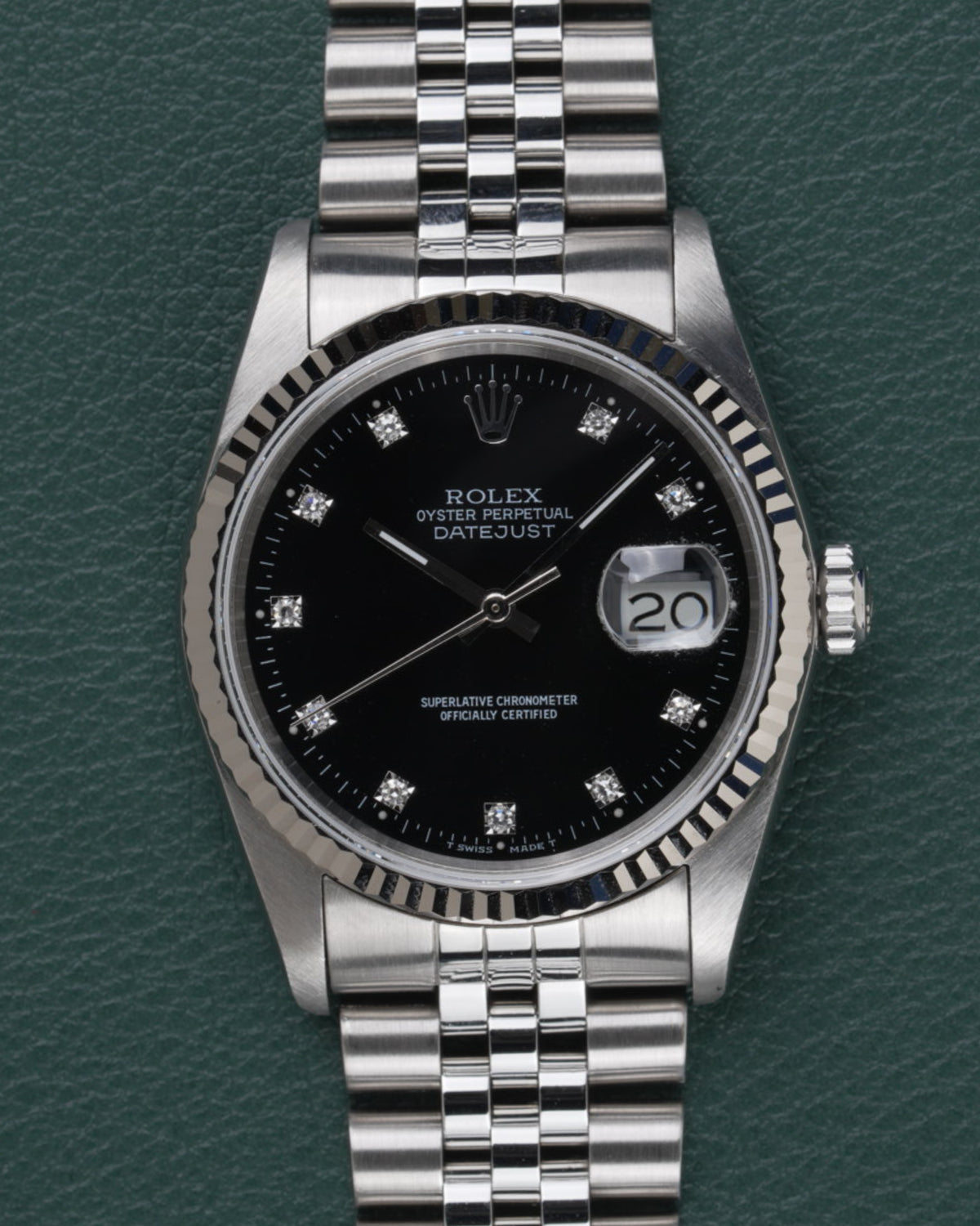 Rolex Datejust 16234 Black Diamond Dial 1994 - Frontale close-up recht van voren met de zwarte wijzerplaat en diamanten uurmarkeringen scherp in beeld