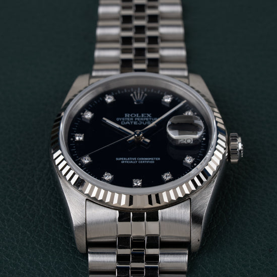 Rolex Datejust 16234 Black Diamond Dial 1994 - Frontaal aanzicht met de kroon rechts en de jubilee-band recht naar boven