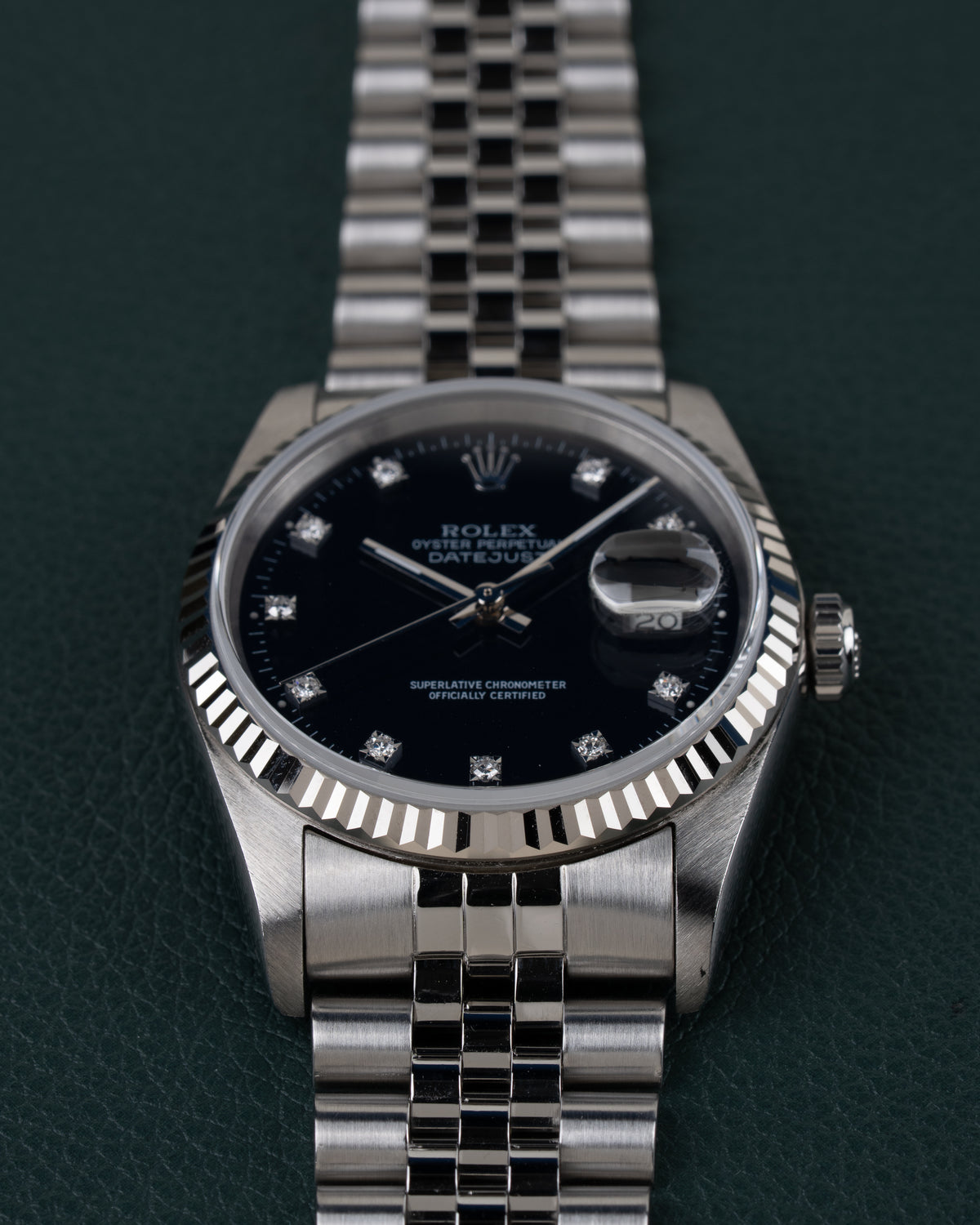 Rolex Datejust 16234 Black Diamond Dial 1994 - Frontaal aanzicht met de kroon rechts en de jubilee-band recht naar boven