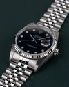 Rolex Datejust 16234 Black Diamond Dial 1994 - Frontaal aanzicht onder een hoek met de kroon rechts en de jubilee-band schuin naar boven
