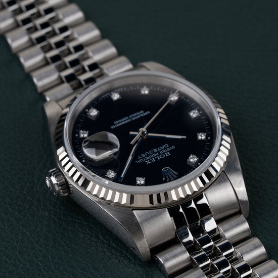 Rolex Datejust 16234 Black Diamond Dial 1994 - Ondersteboven aanzicht onder een hoek met de kroon links en de jubilee-band schuin naar boven links