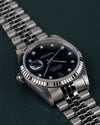 Rolex Datejust 16234 Black Diamond Dial 1994 - Ondersteboven aanzicht onder een hoek met de kroon links en de jubilee-band schuin naar boven links