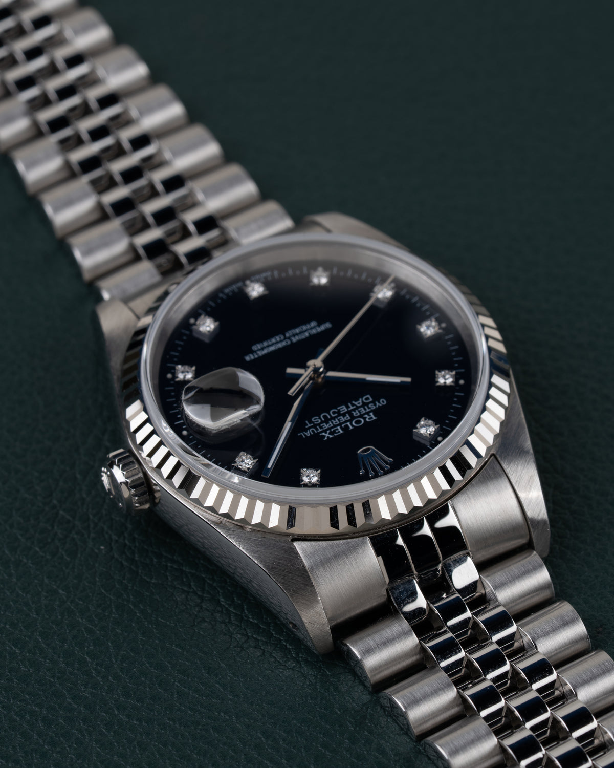 Rolex Datejust 16234 Black Diamond Dial 1994 - Ondersteboven aanzicht onder een hoek met de kroon links en de jubilee-band schuin naar boven links