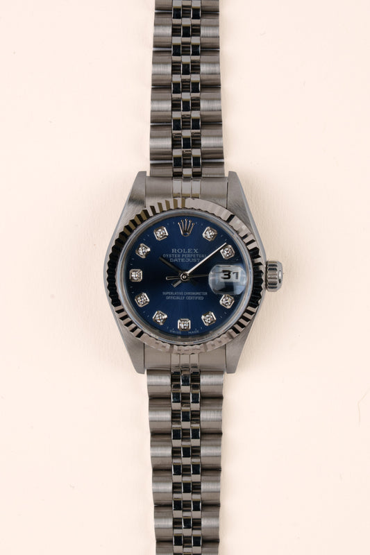 Rolex Lady-Datejust 79174 - vooraanzicht van de blauwe wijzerplaat met diamanten indexen, geribbelde witgouden bezel en armband