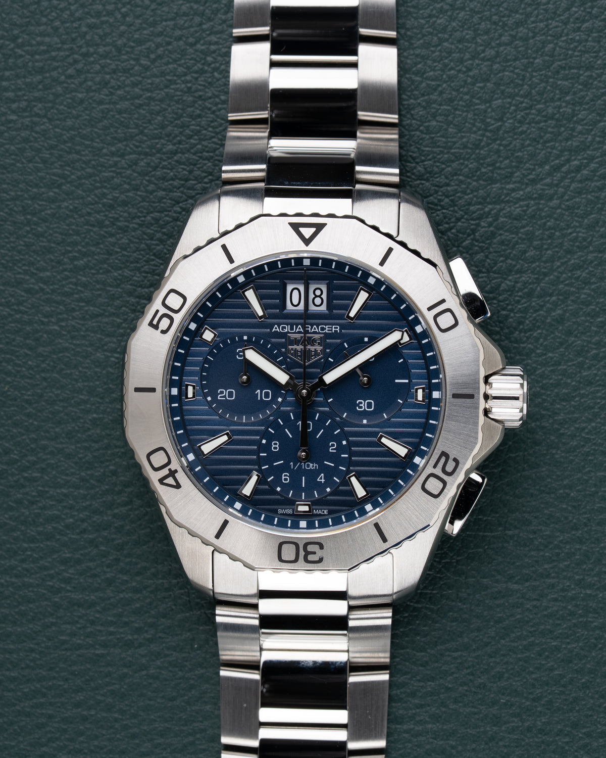 TAG Heuer Aquaracer Professional 200 CBP1113.BA0627 - frontaal aanzicht van de blauwe wijzerplaat met zwarte subwijzerplaten en big date