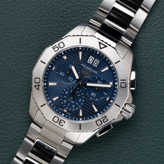 TAG Heuer Aquaracer Professional 200 CBP1113.BA0627 - diagonaal aanzicht van het horloge, kroon en drukkers rechts