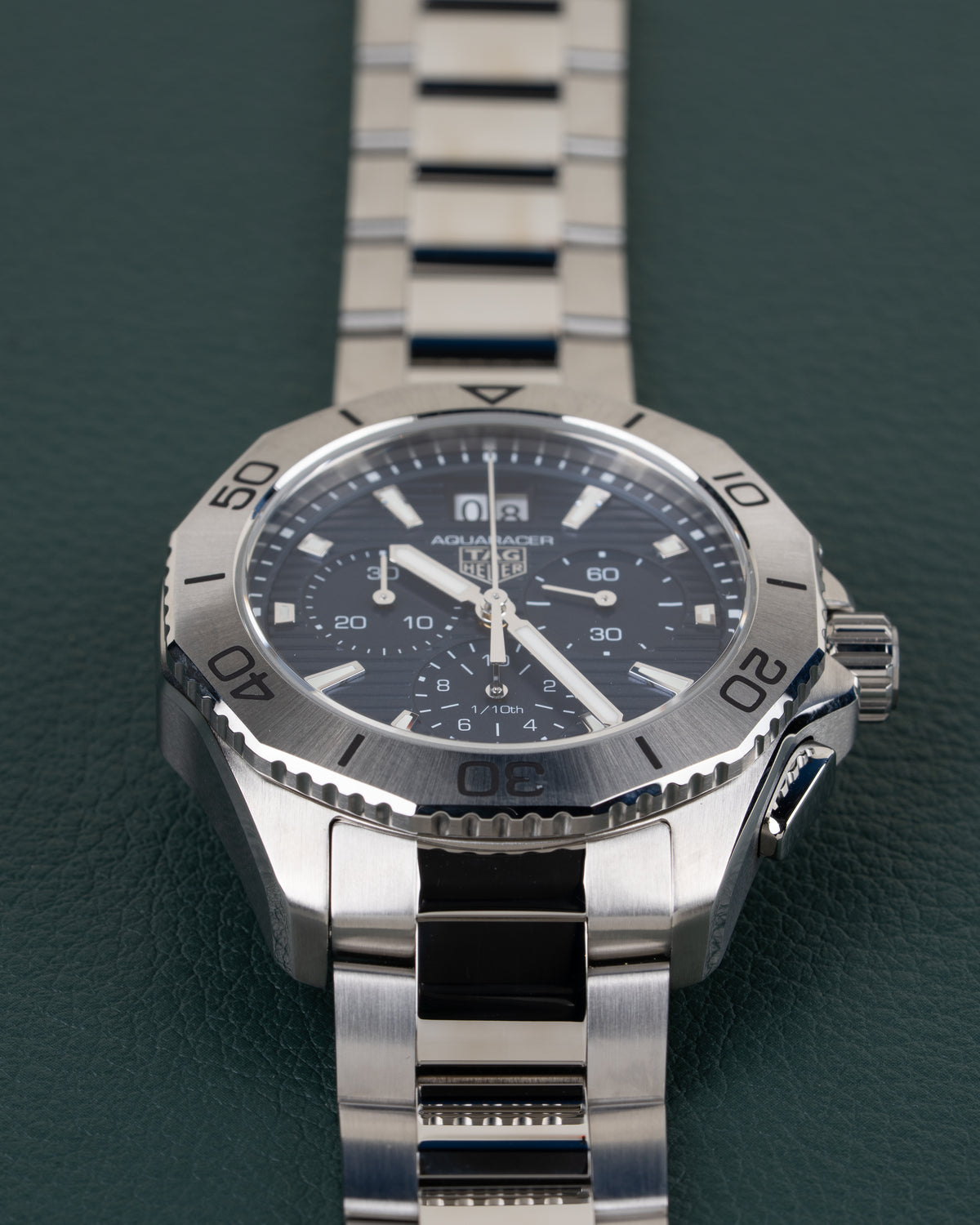 TAG Heuer Aquaracer Professional 200 CBP1113.BA0627 - close-up van de wijzerplaat met twaalfzijdige bezel, kroon en drukkers rechts