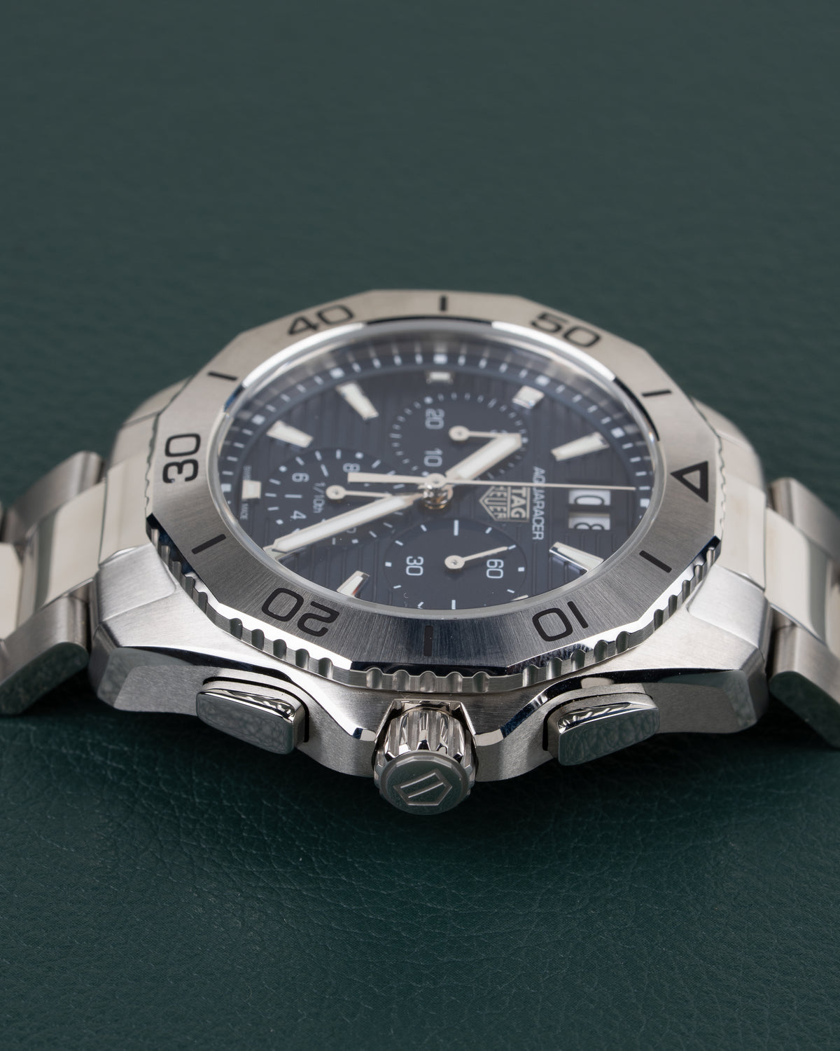 TAG Heuer Aquaracer Professional 200 CBP1113.BA0627 - horloge 90 graden gedraaid gefotografeerd, kroon en drukkers onderaan