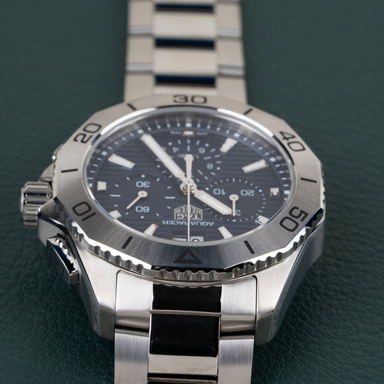 TAG Heuer Aquaracer Professional 200 CBP1113.BA0627 - ondersteboven aanzicht van de wijzerplaat, kroon en drukkers links