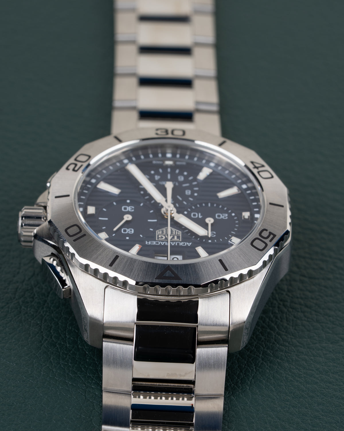 TAG Heuer Aquaracer Professional 200 CBP1113.BA0627 - ondersteboven aanzicht van de wijzerplaat, kroon en drukkers links
