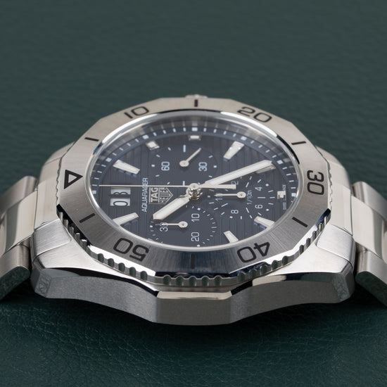 TAG Heuer Aquaracer Professional 200 CBP1113.BA0627 - rechtstreeks van voren gefotografeerd met de bezel goed in beeld