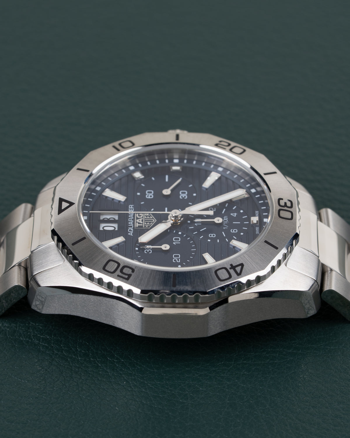 TAG Heuer Aquaracer Professional 200 CBP1113.BA0627 - rechtstreeks van voren gefotografeerd met de bezel goed in beeld